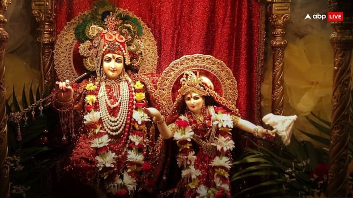 यह त्योहार भगवान कृष्ण-राधा की जोड़ी को समर्पित है और बुराई पर अच्छाई की जीत और वसंत के आगमन के रूप में माना जाता है.