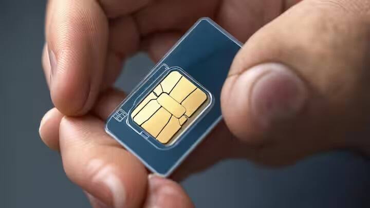 Sim Card New Rules: મોબાઈલ યૂઝર્સ માટે એ જાણવું ખૂબ જ જરૂરી છે કે સિમ કાર્ડ સંબંધિત નવા નિયમો 1લી જુલાઈથી લાગુ થવા જઈ રહ્યા છે. આ નિયમો ખૂબ જ મહત્વપૂર્ણ છે, જાણો અહીં......