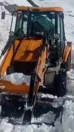 जोजिला दर्रे पर BRO लगातार हटा रही बर्फ | abp shorts