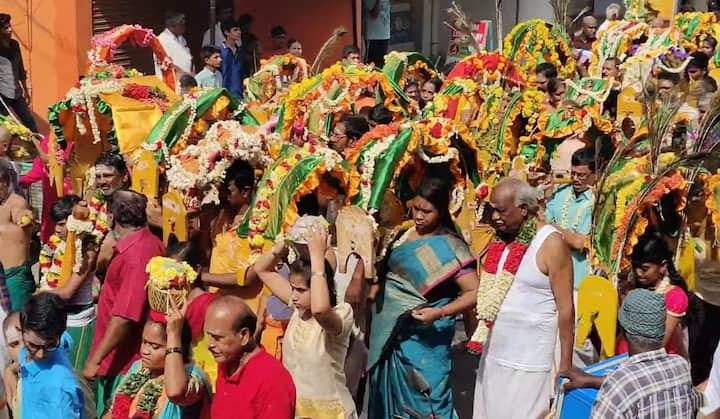 திருப்பத்தூரில் தண்டபாணி சுவாமி திருக்கோவிலில் பங்குனி உத்திர திருவிழாவில் திரளான பக்தர்கள் காவடி எடுத்து வந்து தெரு வீதி உலாவில் கலந்துகொண்டு சாமி தரிசனம் செய்தனர்.