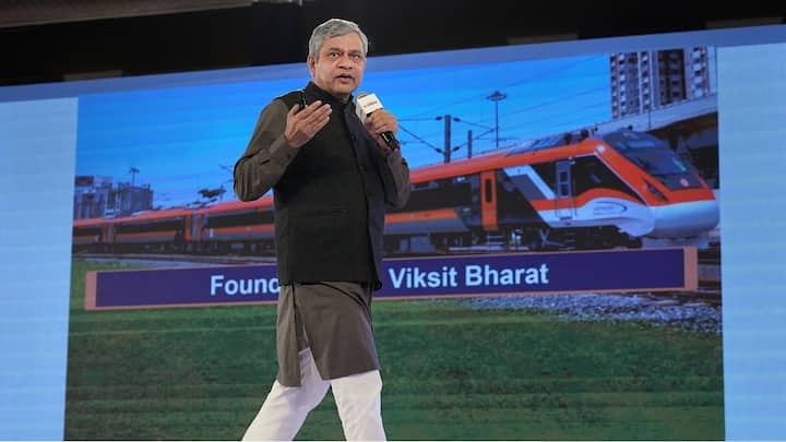 Bullet Train in India: रेल मंत्री अश्विनी वैष्णव ने कहा कि देश में बुलेट ट्रेन परियोजना ठीक से आगे बढ़ रही है और इसका पहला कॉरिडोर (मुंबई-अहमदाबाद) अर्थव्यवस्थाओं को एकीकृत करने में मदद मिलेगी.
