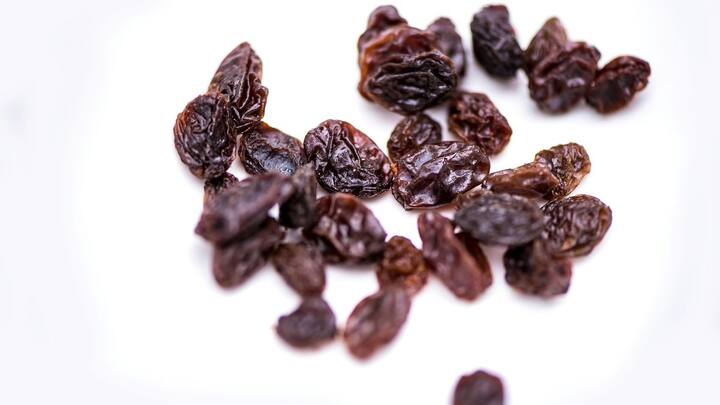 Raisins: காய்ந்த திராட்சையில் பல்வேறு நன்மைகள் நிறைந்திருக்கின்றன.