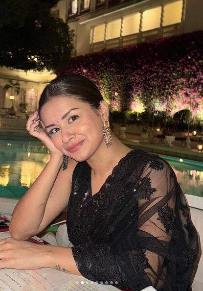 ਅਵਨੀਤ ਕੌਰ ਸੋਸ਼ਲ ਮੀਡੀਆ 'ਤੇ ਕਾਫੀ ਐਕਟਿਵ ਰਹਿੰਦੀ ਹੈ। ਉਸ ਨੇ ਆਪਣੀਆਂ ਤਾਜ਼ਾ ਤਸਵੀਰਾਂ ਪੋਸਟ ਕੀਤੀਆਂ ਹਨ। ਇਨ੍ਹਾਂ ਤਸਵੀਰਾਂ 'ਚ ਉਹ ਬਲੈਕ ਸਾੜੀ 'ਚ ਧਮਾਲ ਮਚਾ ਰਹੀ ਹੈ।