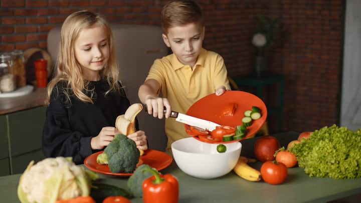 जिम्मेदारी का अहसास: कुकिंग करते समय बच्चे यह भी सीखते हैं कि सफाई, समय का प्रबंधन और सुरक्षा कितनी अहम हैं. इससे उनमें जिम्मेदारी की भावना जागती है.