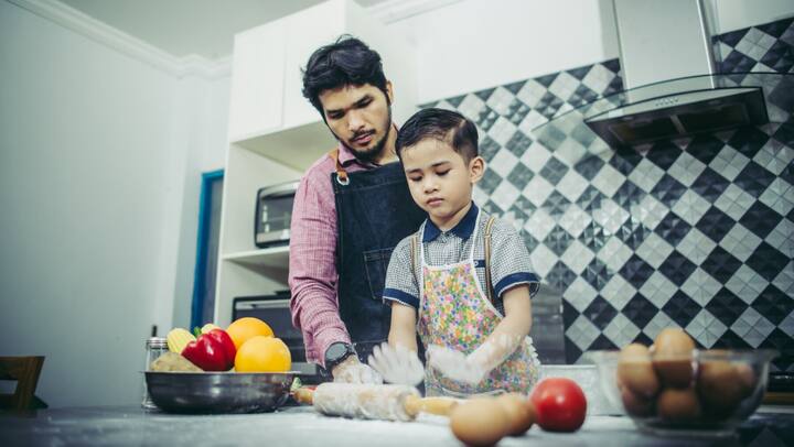 रचनात्मकता: कुकिंग उन्हें नई चीजें आजमाने का मौका देती है. वे अलग-अलग सामग्रियों के साथ खेल सकते हैं और नए व्यंजन बना सकते हैं. इससे उनकी सोचने की शक्ति को बढ़ावा मिलता है.