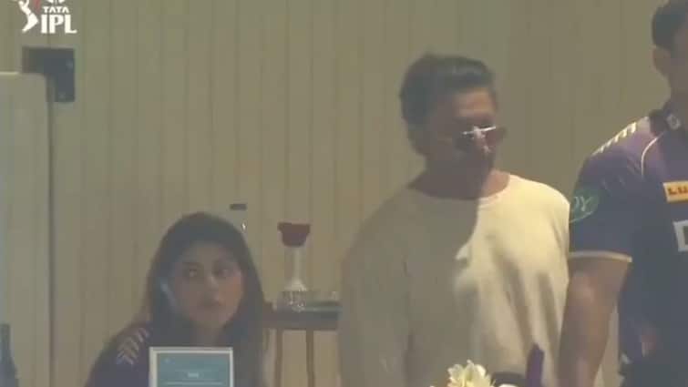 IPL 2024: Shahrukh Khan Viral Video: A video of Shah Rukh Khan smoking during the KKR vs Hyderabad match is going viral. IPL 2024: Shahrukh Khan Viral Video: क्लासेनच्या खेळीची चर्चा होत असताना शाहरुख खानचा Video व्हायरल; VIP बॉक्समध्ये त्याने काय केलं?