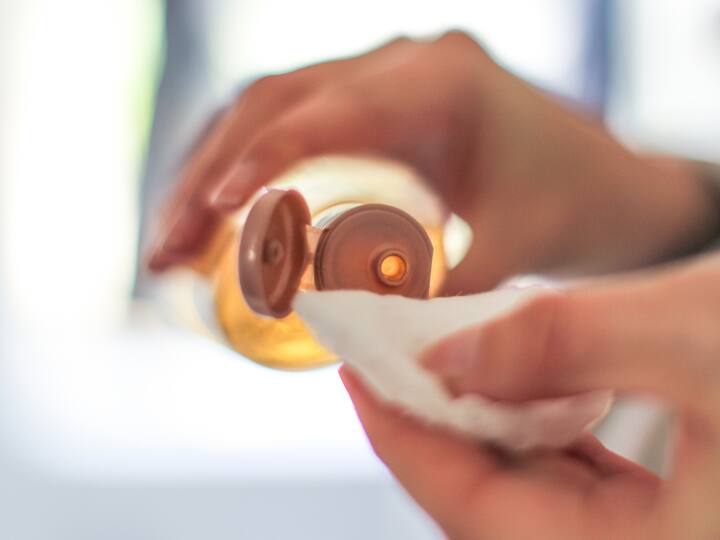 Use a toner: you can use glycolic acid-based toners to wipe your stubborn colour. The use of a toner devoids alcohol if you want to prevent your skin from unwanted skin problems due to harmful holi colours on your face that dry out your skin. Toner helps you to keep your skin hydrated. You only need to apply the toner to a cotton ball and then gently wipe it across your face where you see the colour and within a few minutes, your face feels light and refreshing. (Image source: getty images)
