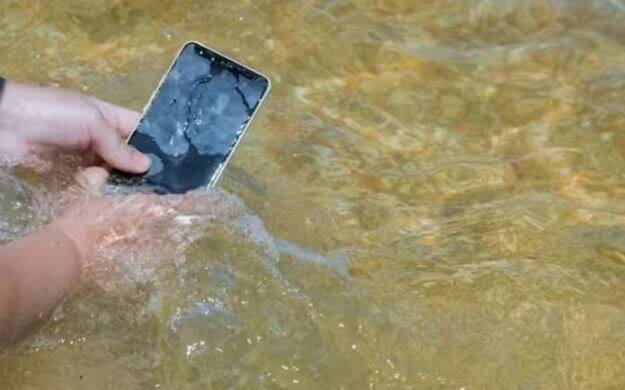ਮੋਬਾਇਲ ਵਿੱਚ ਪਾਣੀ ਭਰ ਜਾਣ ਤੋਂ ਬਾਅਦ ਜੇ ਤੁਸੀਂ ਇਹ ਗ਼ਲਤੀ ਕਰ ਦਿੱਤਾ ਤਾਂ ਤੁਹਾਡਾ ਫੋਨ ਹਮੇਸ਼ਾ ਲਈ ਖ਼ਰਾਬ ਹੋ ਜਾਵੇਗਾ।