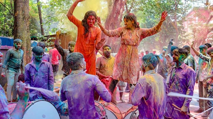 উত্তর থেকে দক্ষিণ সব রাজ্যেই পালিত হয় রঙের উৎসব। এক এক জায়গায় এক একরকম প্রথা। এই বছর ২৪ মার্চ পড়েছে দোলযাত্রা, ২৫ মার্চ হোলি। আর তা ঘিরেই সাজসাজ রব দেশজুড়ে।