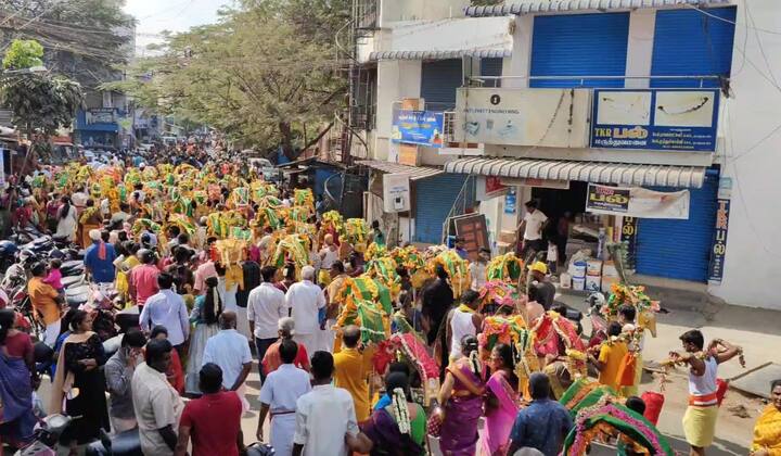 பக்தர்கள் காவடி எடுத்து வேண்டுதலை நிறைவேற்றனர்.