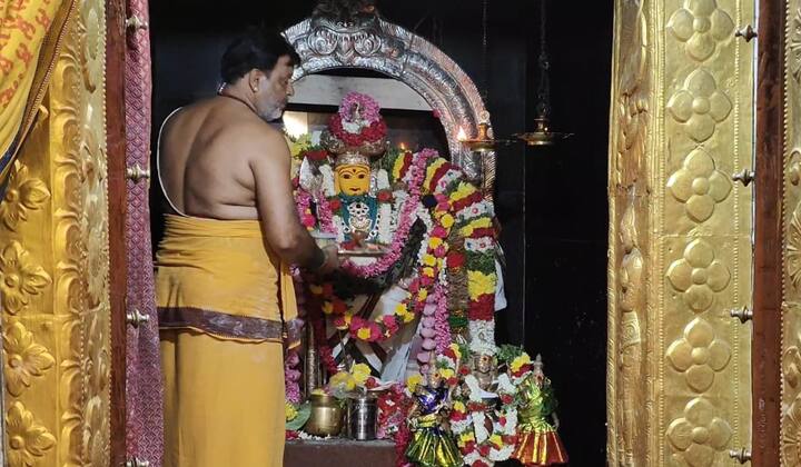 திருப்பத்தூரில் தண்டபாணி சுவாமி திருக்கோவிலில் பங்குனி உத்திர திருவிழாவில் சுவாமிக்கு சிறப்பு அலங்காரம் செய்யப்பட்டது.