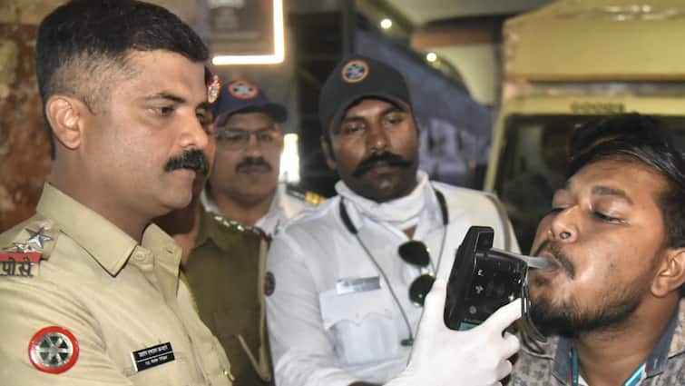 Holi 2024 Indore Police Strict Checking With Breath Analyzer Against Drunk Driving In MPANN Holi 2024: होली में हुड़दंग पड़ सकता है महंगा, इंदौर पुलिस ने कसी कमर- शराब पीकर ड्राइविंग करने वालों की खैर नहीं