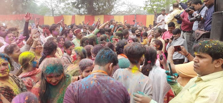 होली के उल्लास में आज होलिका दहन के पहले भक्त प्रहलाद की शोभायात्रा पाण्डेयहाता से निकाली जाएगी. इस दौरान मुख्यमंत्री योगी आदित्यनाथ बतौर मुख्य अतिथि कार्यक्रम में सम्मिलित होंगे.