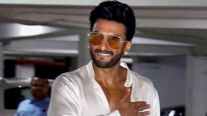 রণবীর সিংহ  বলিউডের ফিট নায়কদের মধ্যে তিনি অন্যতম। নিজের রুটিন থেকে কখনও বাদ দেন না শরীরচর্চাকে। থাকেন কড়া ডায়েটেও। তবে জানেন কি, রণবীর সিংহের (Ranbeer Singh) প্রিয় চিট-মিল হচ্ছে নাটেলা। মিষ্টি খেতে ভীষণ ভালবাসেন রণবীর, বিশেষ করে চকোলেট। জিমের বাইরে, লোভ সামলাতে না পারলে.. রণবীরের প্রিয় হল চকোলেট ও নাটেলা।