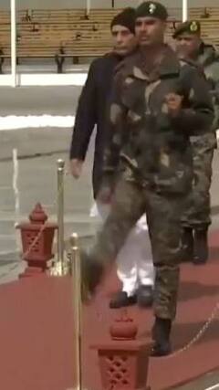 रक्षा मंत्री राजनाथ सिंह ने 'हॉल ऑफ फेम' पर पुष्पांजलि अर्पित की | abp shorts