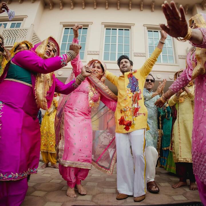 सिर्फ एक दूसरे के साथ मस्ती के अलावा पुलकित ने अपनी हल्दी में खूब भांगड़ा भी किया और अपने खास दिन को एंजॉय किया था.