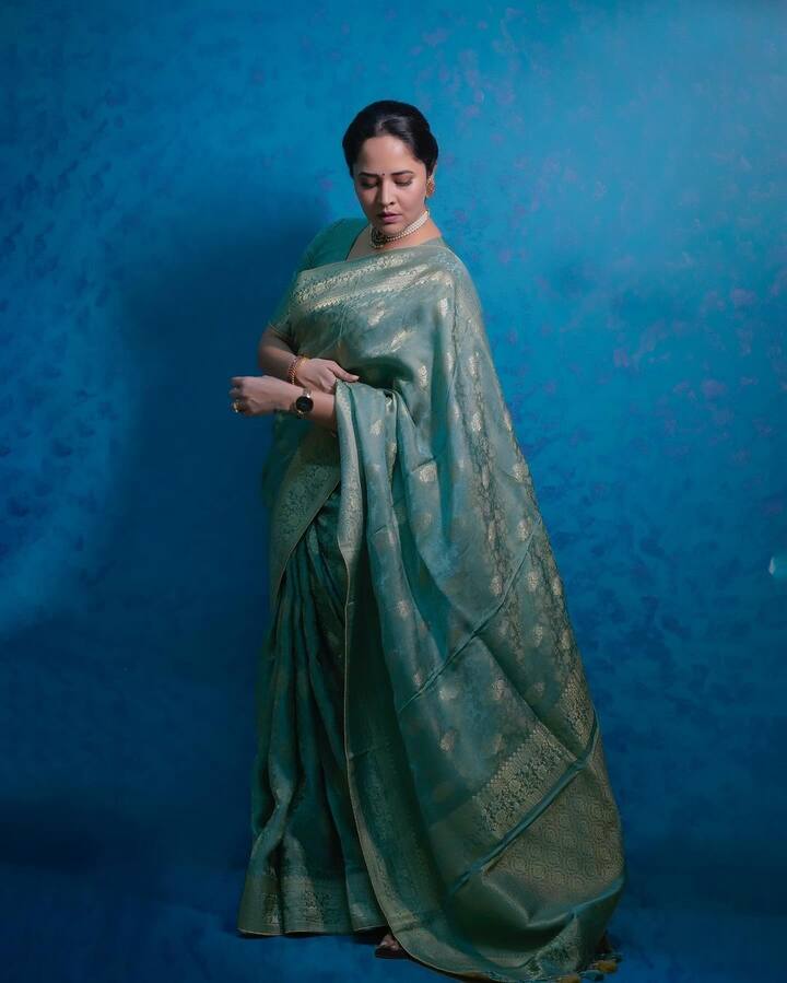 చీరలో అనసూయ ఎంత బాగుందో అని నెటిజన్లు కామెంట్స్ పెడుతున్నారు.  Photo Credit: Anasuya Bharadwaj/Instagram