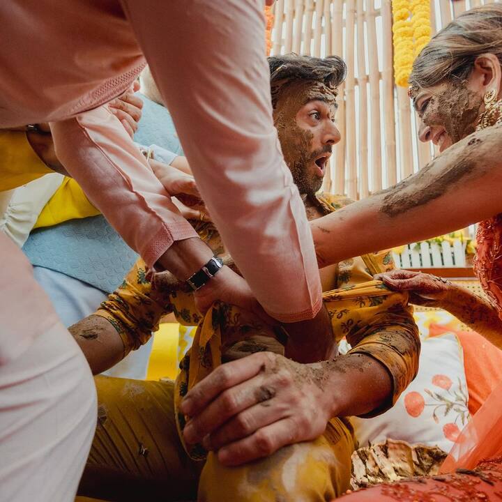 यहां तक कि दुल्हन कृति ने दोस्तों के साथ मिलकर अपने ही दूल्हे राजा का कुर्ता फाड़ डाला था और उन्हें हल्दी लगाई.