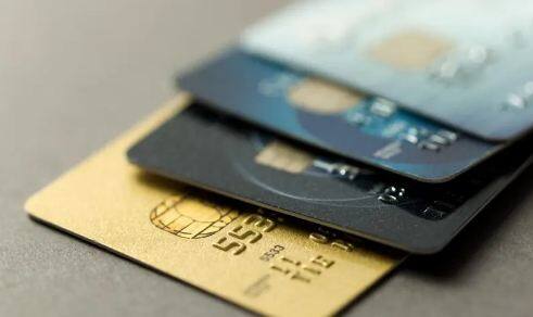 ਭਾਰਤੀ ਰਿਜ਼ਰਵ ਬੈਂਕ ਨੇ ਹਾਲ ਹੀ ਵਿੱਚ ਇੱਕ ਸਰਕੂਲਰ ਜਾਰੀ ਕਰਕੇ ਕ੍ਰੈਡਿਟ ਕਾਰਡ-ਡੈਬਿਟ ਕਾਰਡ ਉਪਭੋਗਤਾਵਾਂ ਨੂੰ ਆਪਣੀ ਪਸੰਦ ਦੇ ਕਾਰਡ ਨੈਟਵਰਕ ਦੀ ਚੋਣ ਕਰਨ ਦਾ ਵਿਕਲਪ ਦਿੱਤਾ ਹੈ। 6 ਮਾਰਚ ਨੂੰ ਜਾਰੀ ਕੀਤੇ ਗਏ ਇਸ ਸਰਕੂਲਰ ਦੇ ਅਨੁਸਾਰ, ਗਾਹਕ ਕਾਰਡ ਜਾਰੀਕਰਤਾਵਾਂ ਤੋਂ ਆਪਣੀ ਪਸੰਦ ਦੇ ਕਾਰਡ ਨੈਟਵਰਕ ਦੀ ਮੰਗ ਕਰ ਸਕਦੇ ਹਨ, ਭਾਵੇਂ ਉਹ ਬੈਂਕ ਜਾਂ ਵਿੱਤੀ ਕੰਪਨੀਆਂ ਹਨ। ਤੁਸੀਂ ਵੀਜ਼ਾ, ਮਾਸਟਰਕਾਰਡ, ਅਮਰੀਕਨ ਐਕਸਪ੍ਰੈਸ, ਡਿਨਰਜ਼ ਕਲੱਬ ਇੰਟਰਨੈਸ਼ਨਲ ਅਤੇ ਰੁਪੇ ਵਰਗੇ ਕਾਰਡ ਭੁਗਤਾਨ ਨੈੱਟਵਰਕਾਂ ਤੋਂ ਆਪਣੀ ਪਸੰਦ ਦਾ ਕੋਈ ਵੀ ਵਿਕਲਪ ਚੁਣ ਸਕਦੇ ਹੋ।