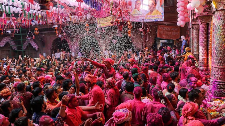 বৃন্দাবন, মথুরায় বিশেষ ভাবে পালিত হয় হোলি। লাঠমার হোলি থেকে বাঁকে বিহারী মন্দিরের রঙের উৎসব- দেখতে বিদেশ থেকেও ভিড় জমান পর্যটকরা। সপ্তাহখানেক ধরে চলে রঙের উৎসব।