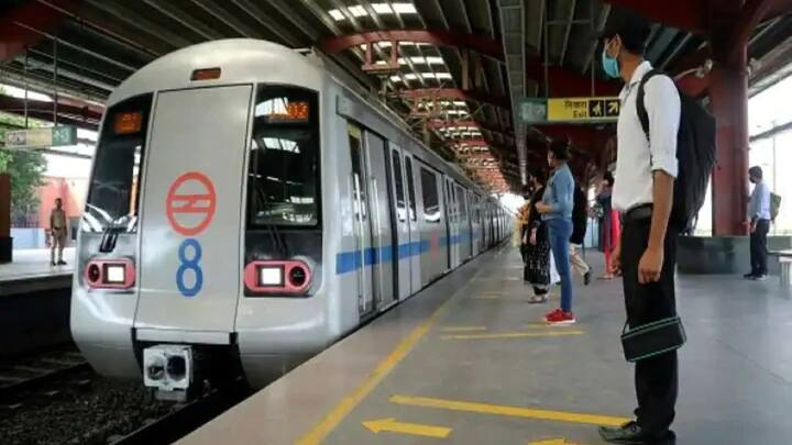 इस दौरान कई लोगों के मन में यह सवाल आता है कि क्या मेट्रो में भी रंगे हुए कपड़े पहनकर ट्रैवल किया जा सकता है.