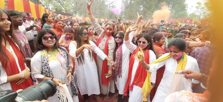 बच्चों के साथ पुरुष और महिलाएं-युवतियां भी होली के उल्लास और रंग में इस कदर डूब गई कि खुद को रोक नहीं सकीं और नाचते हुए एक दूसरे को रंग, अबीर-गुलाल लगाकर एक-दूसरे को होली की बधाई दी.