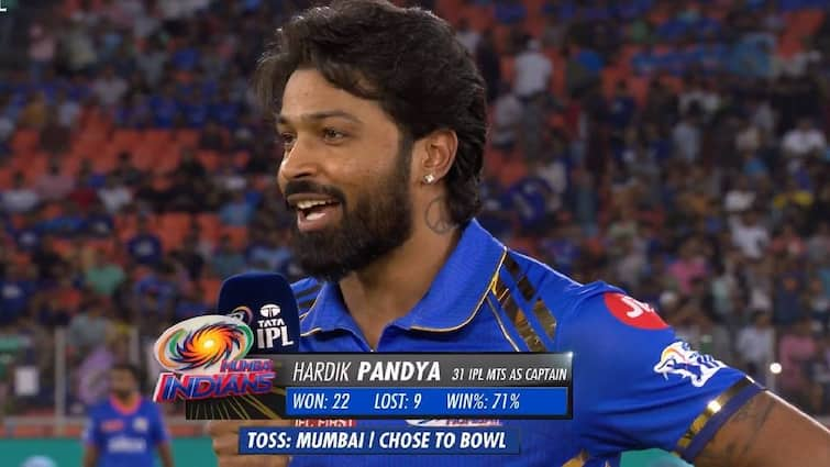 mi vs gt ipl 2024 hardik pandya came for toss audiance chants name of rohit sharma Hardik Pandya Rohit Sharma :हार्दिक टॉससाठी येताच, चाहत्यांकडून रोहित रोहितचा गजर, मैदानावर नेमकं काय घडलं पाहा?