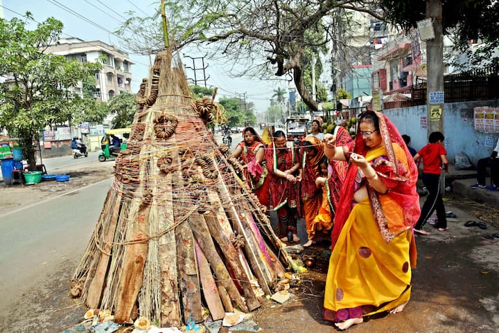 Patna: Women perform rituals in preparation of 'Holika Dahan' on the eve of Holi festival, in Patna, Sunday, March 24, 2024. (Image source: PTI Images)