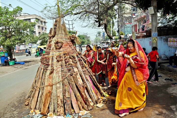 Patna: Women perform rituals in preparation of 'Holika Dahan' on the eve of Holi festival, in Patna, Sunday, March 24, 2024. (Image source: PTI Images)