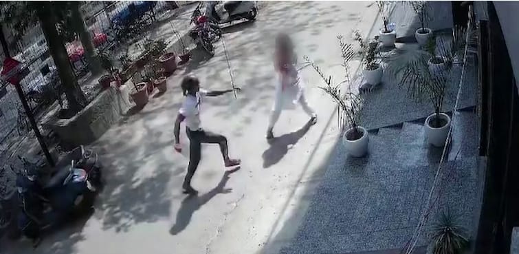 Caught On Cam: Man Stabs Woman Multiple Times With Knife In Delhi's Mukherjee Nagar After She Calls Him 'Crazy' Viral Video: ਮਜ਼ਾਕ ਕਰਨਾ ਪਿਆ ਮਹਿੰਗਾ! ਮੁਖਰਜੀ ਨਗਰ 'ਚ ਨੌਜਵਾਨ ਨੇ ਔਰਤ 'ਤੇ ਚਾਕੂ ਨਾਲ ਕਈ ਵਾਰ ਕੀਤਾ ਹਮਲਾ
