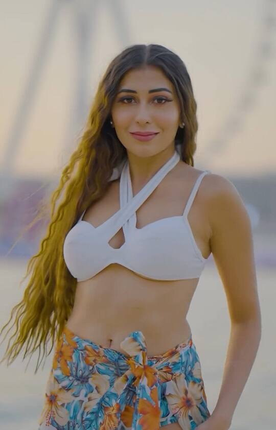 દરિયાની રેતીમાં રૂમા શર્માનો મસ્તીભર્યા અંદાજ વાયરલ