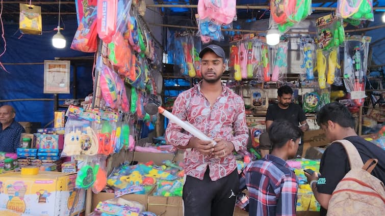 Holi 2024 Date India excitement in markets on Holi electric pichkari sold along with colors and gulal Holi 2024: होली पर बाजारों में दिखी रौनक, रंग-गुलाल के साथ खूब बिक रही इलेक्ट्रिक पिचकारी