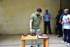 Emraan Hashmi Birthday: घर के बाहर फैंस के साथ केक काटकर इमरान हाशमी ने मनाया जन्मदिन, कूल लुक में छाए बर्थडे बॉय