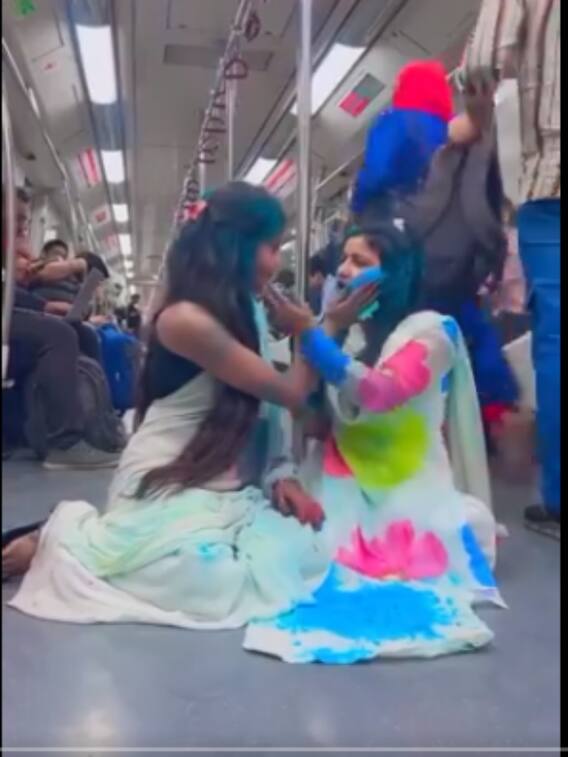 जब दिल्ली मेट्रो में लोगों ने पार कर दी सारी हदें