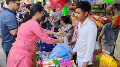 Happy Holi 2024: होली से पहले गुलजार हुए गुरुग्राम के बाजार, जमकर हो रही गुलाल और पिचकारी की खरीदी, देखें तस्वीरें