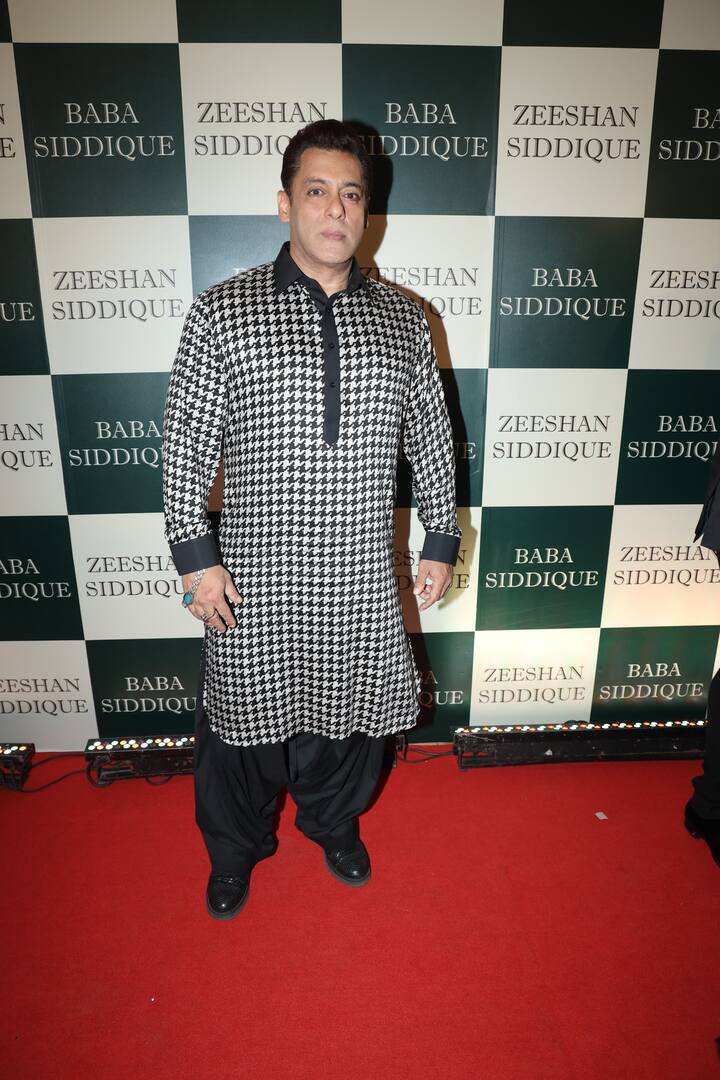 वहीं हर बार की तरह बॉलीवुड के भाईजान सलमान खान पार्टी की रौनक बढ़ाने पहुंचे. पार्टी में सलमान खान काफी डैशिंग लुक में दिखे.