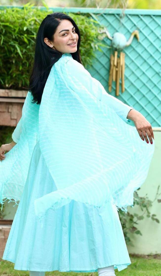 ਨੀਰੂ ਆਪਣੇ ਪਰਿਵਾਰ ਨਾਲ ਕੈਨੇਡਾ 'ਚ ਰਹਿੰਦੀ ਹੈ ਅਤੇ ਉਸ ਦੀ ਫੈਮਿਲੀ 'ਚ ਪਤੀ ਤੇ ਤਿੰਨ ਧੀਆਂ ਹਨ। ਹਾਲ ਹੀ 'ਚ ਨੀਰੂ ਨੇ ਇੱਕ ਇੰਟਰਵਿਊ ਦੌਰਾਨ ਹੈਰਾਨ ਕਰਨ ਵਾਲਾ ਖੁਲਾਸਾ ਕੀਤਾ ਸੀ।