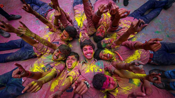 রাত পোহালেই রঙের উৎসব। তার আগে সারা ভারতে চলছে প্রস্তুতি। কাশ্মীর থেকে কন্যাকুমারী মেতে ওঠে এই রঙের উৎসবে।