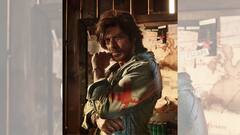 ফের মাঠে বসে ধূমপান! কিং খানের ছবি ক্যামেরাবন্দি হতেই ভাইরাল