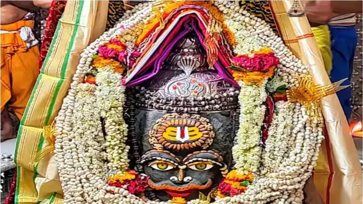 इस पैकेज में आपको ट्रैवल इंश्योरेंस की सुविधा मिल रही है. मध्य प्रदेश की इस यात्रा में आपको सिंगल ऑक्यूपेंसी पर 33,350 रुपये, डबल ऑक्यूपेंसी पर 26,700 रुपये और ट्रिपल ऑक्यूपेंसी पर 25,650 रुपये चुकाने होंगे.