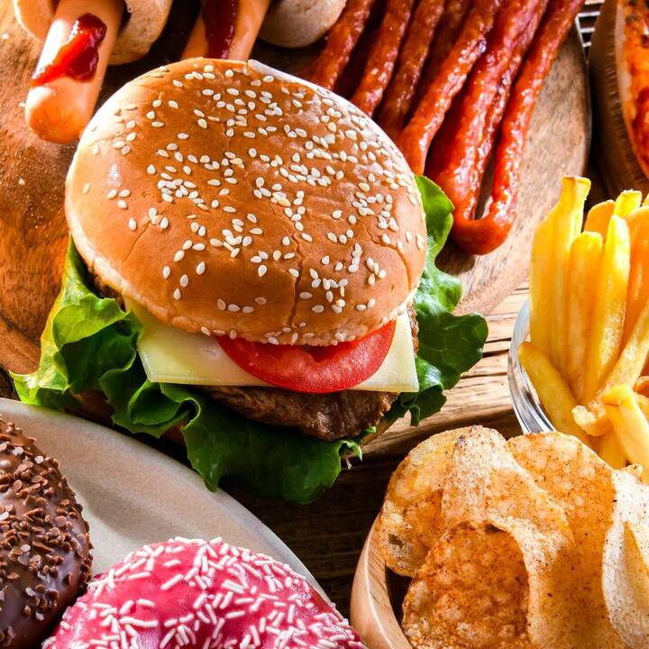 ਤੇਲਯੁਕਤ ਅਤੇ ਫਾਸਟ ਫੂਡ ਨਾਲ ਭਾਰ ਤੇਜ਼ੀ ਨਾਲ ਵਧਦਾ ਹੈ ਪਰ ਅੱਜ ਦੇ ਜ਼ਮਾਨੇ ਵਿਚ ਬੱਚਿਆਂ ਤੋਂ ਲੈ ਕੇ ਬਜ਼ੁਰਗਾਂ ਤੱਕ ਹਰ ਕੋਈ ਅਜਿਹਾ ਭੋਜਨ ਪਸੰਦ ਕਰਦਾ ਹੈ। ਆਓ ਜਾਣਦੇ ਹਾਂ ਸਿਹਤਮੰਦ ਡਾਈਟ ਪਲਾਨ ਬਾਰੇ-