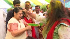 Dol Utsav 2024: বসন্ত উৎসবে চুটিয়ে ব্যাটিং কুণালের, ভোটের প্রচারের মাঝেই আবিরে মাতলেন তাপস