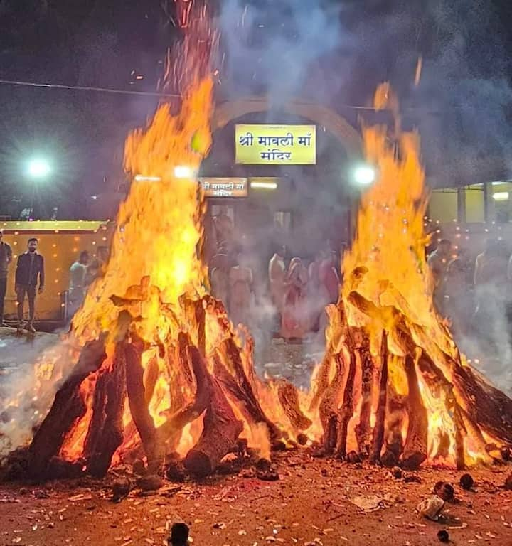 खास बात यह है कि बस्तर की होली भक्त प्रह्लाद से नहीं बल्कि देवी-देवताओं से जुड़ी हुई है. माड़पाल गांव की होलिका दहन के बाद बस्तर संभाग में होलिका दहन किए जाने की परंपरा आज भी जारी है. माड़पाल में होली जलने के बाद, उस होली की आग को 20 किमी दूर जगदलपुर शहर के मावली मंदिर के सामने जलाए जाने वाली जोड़ा होलिका दहन के लिए लाई जाती है. जगदलपुर में जोड़ा होलिका दहन के साथ बस्तर संभाग के अन्य जगहों पर भी होलिका दहन किया जाता है.