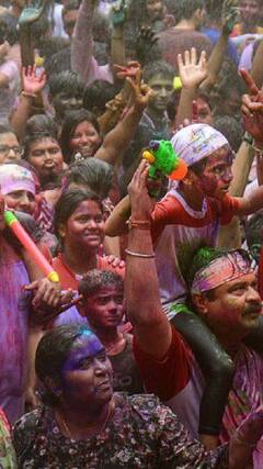 होली का त्योहार... उड़ रहे रंग और गुलाल | abp shorts