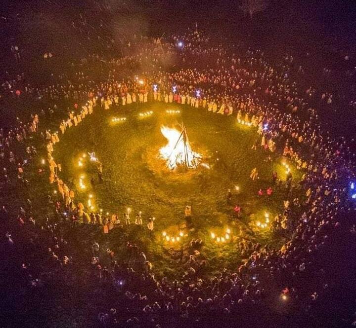 बस्तर के रियासत कालीन होली में दंतेवाड़ा की फागुन मंडई मेला, माड़पाल गांव की होली और जगदलपुर की जोड़ा होली की परंपरा 600 सालों से आज तक निभाई जा रही है. खास बात यह है कि बस्तर की होली में भक्त प्रहलाद और होलिका गौण हो जाते हैं. इनकी जगह पर कृष्ण के रूप में विष्णु नारायण और विष्णु के कलयुग के अवतार कलकी के साथ दंतेश्वरी माता, मावली माता और स्थानीय देवी देवताओं की पूजा अर्चना कर होलिका दहन कर 600 साल पुरानी परंपरा के साथ रंगों का पर्व होली मनाया जाता है.