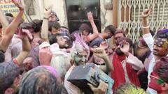 Holi 2024: उदयपुर में होली मनाने पहुंचे हजारों देशी-विदेशी पर्यटक, मेवाड़ की होली में खूब उड़े रंग-गुलाल, देखें तस्वीरें