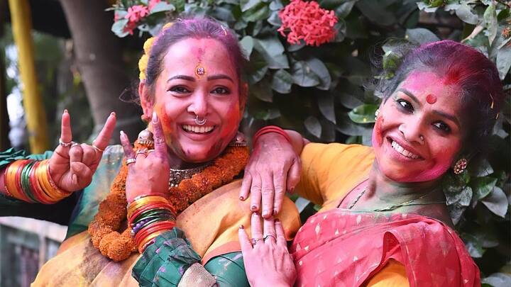 নাচের স্কুলে বসন্ত উৎসবের আয়োজন অভিনেত্রী অপরাজিতা আঢ্যের। নাচে, গানে চলল বসন্ত উদযাপন।