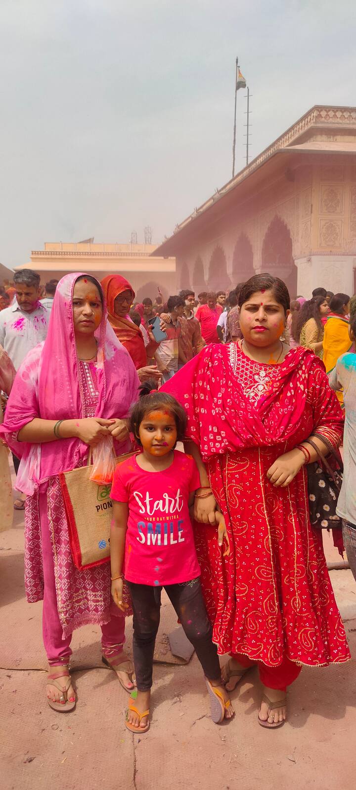 आराध्य गोविंद देव जी मंदिर में खेली जाने वाली इस होली में देश भर से लोग आते हैं. महिलाएं और पुरुष के साथ बच्चे भी यहां सुबह पहुंच जाते हैं. राजभोग आरती के बाद सुबह 10: 40 से 11. 40 के बाद यहां पर होली खेली जाती है.