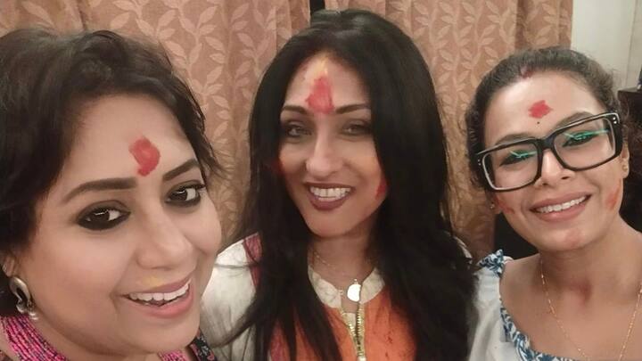 দোলের দিন বাড়িতেই পার্টি দিয়েছিলেন ঋতুপর্ণা সেনগুপ্ত। সেখানেই হাজির কাঞ্চনা ও ইমন।