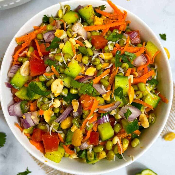 ਭਾਰ ਘਟਾਉਣ ਲਈ ਸਵੇਰ ਦਾ ਨਾਸ਼ਤਾ ਪ੍ਰੋਟੀਨ ਭਰਪੂਰ ਹੋਣਾ ਬਹੁਤ ਜ਼ਰੂਰੀ ਹੈ। ਇਸ ਦੇ ਲਈ ਤੁਸੀਂ ਆਪਣੀ ਡਾਈਟ 'ਚ ਮੂੰਗੀ ਦਾਲ ਡੋਸਾ, ਹਰੇ ਮੂੰਗ ਦਾ ਸਲਾਦ, ਛੋਲੇ ਦਾ ਚੀਲਾ, ਇਕ ਗਲਾਸ ਦੁੱਧ ਨੂੰ ਸ਼ਾਮਲ ਕਰ ਸਕਦੇ ਹੋ।